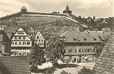 Nordrand des Hafenmarkts um 1971. Beim giebelständigen Haus am linken Bildrand handelt es sich um Hafenmarkt 5. / Wohn- und Geschäftshaus in 73728 Esslingen am Neckar