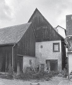 Ansicht SO, zu sehen ist das große Tor zum abgetieften EG-Keller und die Ladeluke im Giebel
Quelle: Petra Wichmann, in: Denkmalpflege in Ba.-Wü. Nachrichtenblatt, 2, 2005, S. 65 Abb. 113 / Rebbauern-Fischerhaus in 78479 Reichenau, Mittelzell Ansicht SO, zu sehen ist das große Tor zum abgetieften EG-Keller und die Ladeluke im Giebel
Quelle: Petra Wichmann, in: Denkmalpflege in Ba.-Wü. Nachrichtenblatt, 2, 2005, S. 65 Abb. 113 / Rebbauern-Fischerhaus in 78479 Reichenau, Mittelzell