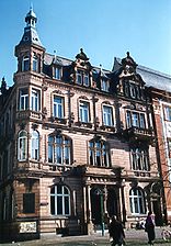 ehem. Oberrheinische Bank, Bank- und Wohnhaus, Ansicht von Westen, Grabengasse,
Urheber: Burkhard, Hans und Körkel, Klaus (Heidelberg, Freie Architekten) / ehem. Oberrheinische Bank, Bank- und Wohnhaus in 69117 Heidelberg-Altstadt ehem. Oberrheinische Bank, Bank- und Wohnhaus, Ansicht von Westen, Grabengasse,
Urheber: Burkhard, Hans und Körkel, Klaus (Heidelberg, Freie Architekten) / ehem. Oberrheinische Bank, Bank- und Wohnhaus in 69117 Heidelberg-Altstadt