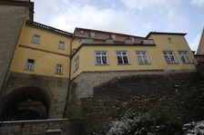Marstall (re.) und Halsgraben mit zweigeschossigem Überbau (2012); Blick gegen die Westseite (Hangseite) / Schloss Kirchberg an der Jagst, Marstall in 74592 Kirchberg an der Jagst Marstall (re.) und Halsgraben mit zweigeschossigem Überbau (2012); Blick gegen die Westseite (Hangseite) / Schloss Kirchberg an der Jagst, Marstall in 74592 Kirchberg an der Jagst