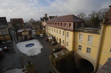 Blick vom sog. Rokokozimmer des Hauptbaus gen Südwesten in den Ehrenhof mit Wachhäuschen vor Kopf, auf die Längsfront des Marstalls (2012) / Schloss Kirchberg an der Jagst, Marstall in 74592 Kirchberg an der Jagst Blick vom sog. Rokokozimmer des Hauptbaus gen Südwesten in den Ehrenhof mit Wachhäuschen vor Kopf, auf die Längsfront des Marstalls (2012) / Schloss Kirchberg an der Jagst, Marstall in 74592 Kirchberg an der Jagst