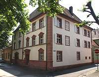 Ansicht des Hauptbaues von NW. Nach links schließen Querflügel und (niedriger) der Ostbau an. / Pfarrhof in 79341 Kenzingen (22.05.2009 - Dipl.-Ing. Stefan King, Kandelstr. 8, 79106 Freiburg) Ansicht des Hauptbaues von NW. Nach links schließen Querflügel und (niedriger) der Ostbau an. / Pfarrhof in 79341 Kenzingen (22.05.2009 - Dipl.-Ing. Stefan King, Kandelstr. 8, 79106 Freiburg)