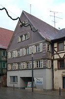 Ansicht von Nordwesten, Blick auf die Straßenfront. Hinter der verputzten Fassade verbirgt sich ein umfangreich erhaltener Fachwerkbau des 17. Jahrhunderts. / Wohn- und Geschäftshaus in 88512 Mengen (28.11.2015 - Stefan Uhl) Ansicht von Nordwesten, Blick auf die Straßenfront. Hinter der verputzten Fassade verbirgt sich ein umfangreich erhaltener Fachwerkbau des 17. Jahrhunderts. / Wohn- und Geschäftshaus in 88512 Mengen (28.11.2015 - Stefan Uhl)