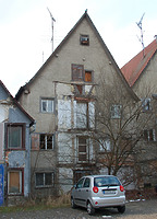 Blick auf die rückwärtige Giebelscheibe. Die Fachwerksubstanz von Obergescossen und Giebelscheibe ist hinter dem Verputz verborgen. / Wohn- und Geschäftshaus in 88512 Mengen (28.11.2015 - Stefan Uhl) Blick auf die rückwärtige Giebelscheibe. Die Fachwerksubstanz von Obergescossen und Giebelscheibe ist hinter dem Verputz verborgen. / Wohn- und Geschäftshaus in 88512 Mengen (28.11.2015 - Stefan Uhl)