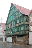 Ansicht von Nordwesten mit Blick auf die straßenseitige Giebelfront. Das im Kern aus dem 17. Jahrhundert stammende Gebäude ist schon seit Jahren hinter einer Schutzabhängung verborgen. / Wohn- und Geschäftshaus in 88512 Mengen (28.11.2015 - Stefan Uhl) Ansicht von Nordwesten mit Blick auf die straßenseitige Giebelfront. Das im Kern aus dem 17. Jahrhundert stammende Gebäude ist schon seit Jahren hinter einer Schutzabhängung verborgen. / Wohn- und Geschäftshaus in 88512 Mengen (28.11.2015 - Stefan Uhl)