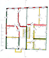 Baualterplan Grundriß 2. Obergeschoß.
Die Fachwerksubstanz der Entstehungszeit des Baues um 1676/77 (d) (im Baualtersplan grün eingetragen) hat sich im Obergeschoß noch in größeren Resten erhalten. Das Gebäude war schon von Anfang an durch eine Mittellängwand in zwei Hälften geteilt. Die straßenseitigen Wohnräume (oben) wurden im 18. oder frühen 19. Jahrhundert umfangreich verändert (im Plan rot eingetragen). Die rückwärtigen Längsflure und die seitlichen kleineren Einzelräume entsprechen hingegen im Wesentlichen der ursprünglichen Baukonzeption. / Wohn- und Geschäftshaus in 88512 Mengen (01.12.2015 - Stefan Uhl) Baualterplan Grundriß 2. Obergeschoß.
Die Fachwerksubstanz der Entstehungszeit des Baues um 1676/77 (d) (im Baualtersplan grün eingetragen) hat sich im Obergeschoß noch in größeren Resten erhalten. Das Gebäude war schon von Anfang an durch eine Mittellängwand in zwei Hälften geteilt. Die straßenseitigen Wohnräume (oben) wurden im 18. oder frühen 19. Jahrhundert umfangreich verändert (im Plan rot eingetragen). Die rückwärtigen Längsflure und die seitlichen kleineren Einzelräume entsprechen hingegen im Wesentlichen der ursprünglichen Baukonzeption. / Wohn- und Geschäftshaus in 88512 Mengen (01.12.2015 - Stefan Uhl)