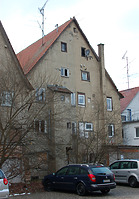 Rückansicht des Gebäudes. Die Fachwerkkonstruktion in fast vollständig unter dem Putz verborgen. / Wohn- und Geschäftshaus in 88512 Mengen (28.11.2015 - Stefan Uhl) Rückansicht des Gebäudes. Die Fachwerkkonstruktion in fast vollständig unter dem Putz verborgen. / Wohn- und Geschäftshaus in 88512 Mengen (28.11.2015 - Stefan Uhl)