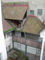 Hofansicht Haus A mit Laubengang (Universitätsstr. 6) / sog. ehemaliges "Ratsstüble" Baukomplex Universitätsstraße 2-6/Rathausgasse 16  in 79098 Freiburg, Altstadt (02.05.2008 - Baukern (Löbbecke))