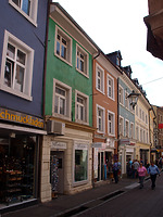 Straßenfassade Haus D, Ansicht gegen Westen / Wohn- und Geschäftshaus (Haus D) in 79098 Freiburg, Altstadt (Baukern (Löbbecke)) Straßenfassade Haus D, Ansicht gegen Westen / Wohn- und Geschäftshaus (Haus D) in 79098 Freiburg, Altstadt (Baukern (Löbbecke))