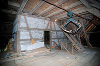 1. DG über westl. Gebäudehälfte. Reste von Dachkammern erhalten. Gestaltung derFachwerkwände wie in EG und OG; rotes Holzwerk, Gefachputz weiß getüncht, graue Begleiter. / Ehem. Salemer Klosterhof in 78354 Sipplingen (16.07.2015)