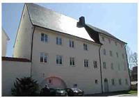 Westfassade.
Linker Gebäudeteil: Nordbau, ursprüngliches Kloster von 1549,
rechter Gebäudeteil mit angeschlepptem Dach: Südbau von 1662.
Dachausbau 1763 (d). / ehem. Franziskanerinnenkloster Maria Bethlehem in 88353 Kißlegg (19.07.2015 - Dr. Claudia Mohn, Landesamt für Denkmalpflege Baden-Württemberg)