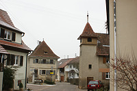 Platzgestaltung zweier zusammenlaufender Straßen, benachbarter Uhrtum (rechts) / Wohnhaus in 79410 Badenweiler-Lipburg (05.01.2009 - Burghard Lohrum)