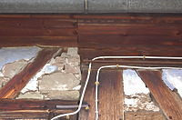 Eine mit der Dachrinne leider verdeckte Schönheit ist der fein geschnittene Zahnfries und die an der Unterkante des Traufprofils angebrachte, mit der Schweifsäge aufwändig dekorierte Schmuckleiste. Die Abbildung zeigt den Anstoß des 2. Anbaus, an dem diese Dekoration nicht mehr fortgesetzt worden ist. / Scheune in 71549 Auenwald, Däfern (04.08.2010) Eine mit der Dachrinne leider verdeckte Schönheit ist der fein geschnittene Zahnfries und die an der Unterkante des Traufprofils angebrachte, mit der Schweifsäge aufwändig dekorierte Schmuckleiste. Die Abbildung zeigt den Anstoß des 2. Anbaus, an dem diese Dekoration nicht mehr fortgesetzt worden ist. / Scheune in 71549 Auenwald, Däfern (04.08.2010)