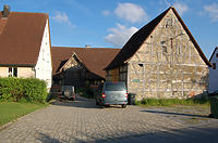 Ensemble von Norden: links das Wohnhaus, rechts eine Scheune aus dem 18. Jh., im Hintergrund: Stallscheunegebäude von 1896. / Ehem. Bauernhaus in 74632 Neuenstein (14.06.2010)