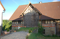 Hocheinfahrt in die Scheune von 1896. / Ehem. Bauernhaus in 74632 Neuenstein (14.06.2010)