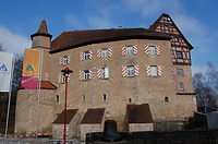 Die über 1,2 m dicke Süd-Außenwand ist ursprünglicher Bestandteil der Mantelmauer, an deren Hofseite sicherlich immer (Neben-) Bauten angelehnt waren, wie z. B. Stallungen und Vorratsgelasse. Die ursprüngliche Mauerkrone diente als Wehrgang oder trug einen solchen.   
Es scheint so, als sei die heutige 3. Ebene (2. OG) in diesem Bereich mit dem Umbau (oder bereits im 15. Jh.?) aufgesetzt worden. Die verwendeten Eckquader an den Mauerkanten besitzen hier ein leicht anderes Format als in den unteren Etagen, an einer Stelle fehlen sie augenscheinlich sogar. 
 / Schloss Rechenberg in 74597 Stimpfach, Schwäbisch Hall (09.02.2011)