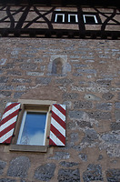 Im 2. OG: kleines, spitzbogiges Fenster im Originalmauerverband aus dem 13. Jh.  / Schloss Rechenberg in 74597 Stimpfach, Schwäbisch Hall (09.02.2011)