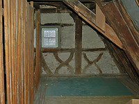 Westgiebel im 2. DG:
Die geschweiften Brüstungshölzer („Feuerböcke“) aus der Bauzeit des Hauses um 1550 und Einblicke in die gut erhaltene Dachkonstruktion.
/ Ehem. Lateinschule in 74189 Weinsberg (07.12.2010) Westgiebel im 2. DG:
Die geschweiften Brüstungshölzer („Feuerböcke“) aus der Bauzeit des Hauses um 1550 und Einblicke in die gut erhaltene Dachkonstruktion.
/ Ehem. Lateinschule in 74189 Weinsberg (07.12.2010)