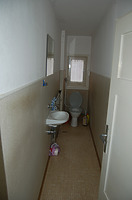 Der „Lange Gang“ - einst trockener Abort mit Fallentleerung in den Traufwinkel zwischen Häuser Nr. 3 und 1, später zum WC umgebaut. / Ehem. Lateinschule in 74189 Weinsberg (07.12.2010) Der „Lange Gang“ - einst trockener Abort mit Fallentleerung in den Traufwinkel zwischen Häuser Nr. 3 und 1, später zum WC umgebaut. / Ehem. Lateinschule in 74189 Weinsberg (07.12.2010)