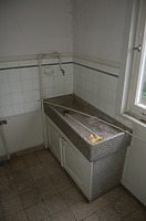 Der Spülstein aus Zeiten um 1910 wird geborgen und im Hauswirtschaftsraum im EG wieder funktional als Ausguss verwendet. / Ehem. Lateinschule in 74189 Weinsberg (07.12.2010) Der Spülstein aus Zeiten um 1910 wird geborgen und im Hauswirtschaftsraum im EG wieder funktional als Ausguss verwendet. / Ehem. Lateinschule in 74189 Weinsberg (07.12.2010)