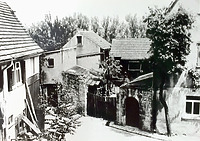 Hofeinfahrt vor 1968 / Wohnhaus und Scheune mit Sommerstube (beides abgegangen) in 74354 Besigheim (Stadtarchiv Besigheim)