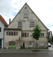 Blick auf die gegen die Hauptstraße gerichtete westliche Giebelseite. / Wohn- und Geschäftshaus in 89129 Langenau (05.06.2016 - Stefan Uhl)