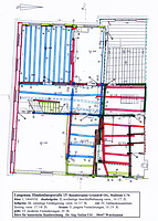 Baualtersplan Obergeschoß.
Der mittelalterliche Baubestand (balu markiert) erstreckt sich über den südlichen Baukörper (links) und umfaßt neben einem Mittelquerflur auch eine geräumige Bohlenstube (oben links). Später wurde das Gebäude zuerst nach Norden (rechts) erweitert (dunkelgrün markiert) und dann nach Osten (unten) verlängert (hellgrün markiert). / Wohn- und Geschäftshaus in 89129 Langenau (25.06.2016 - Stefan Uhl)