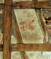 Im 2. DG, an der Innenseite des Nordgiebels, findet sich sogar noch eine große, in ziegelroter Farbe verblasste „16“ in zeittypischer Schreibweise, die zugehörige „10“ auf einem benachbarten Fachwerkfeld ist leider mit dem dort abgefallen Putz wohl schon lange verschwunden. / Sog. Chanofsky-Schloss, heute Rathaus in 74243 Langenbrettach, Langenbeutingen (07.09.2010) Im 2. DG, an der Innenseite des Nordgiebels, findet sich sogar noch eine große, in ziegelroter Farbe verblasste „16“ in zeittypischer Schreibweise, die zugehörige „10“ auf einem benachbarten Fachwerkfeld ist leider mit dem dort abgefallen Putz wohl schon lange verschwunden. / Sog. Chanofsky-Schloss, heute Rathaus in 74243 Langenbrettach, Langenbeutingen (07.09.2010)