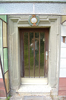 Die Fenster und Türen sind allesamt während der vergangenen 40 Jahre modernisiert worden. Lediglich das um 1775 als Haustürge-wände eingesetzte Sandsteinprofil mit geohrten Ecken und einer unbesetzten, aber farbig gefassten Inschriftenkartusche im Sturz verdient noch Erwähnung. / Ehemaliges Schulhaus in 74547 Untermünkheim, Übrigshausen (11.06.2007 - Gerd Schäfer) Die Fenster und Türen sind allesamt während der vergangenen 40 Jahre modernisiert worden. Lediglich das um 1775 als Haustürge-wände eingesetzte Sandsteinprofil mit geohrten Ecken und einer unbesetzten, aber farbig gefassten Inschriftenkartusche im Sturz verdient noch Erwähnung. / Ehemaliges Schulhaus in 74547 Untermünkheim, Übrigshausen (11.06.2007 - Gerd Schäfer)