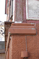 Weil mit Umbau des Erdgeschosses eine vor die Vorderkante der darüber stehenden Fachwerkwand ausgeführter Betongurt angelegt wurde, steht zu befürchten, dass die mit einbetonierte Wandschwelle Wasserschäden genommen hat. / ehemaliges Gasthaus zum Lamm in 74229 Oedheim (28.08.2012)