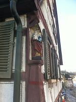 Eine besondere Kostbarkeit stellt der nordöstliche Eckständer im 2.OG dar, in welchen eine geräumige Ecknische eingearbeitet ist, um hier einer Madonnenfigur Platz zu bieten. Der in frühbarocker Weise reich profiliert und verziert gearbeitete Eckständer scheint mit Farbfassungen versehn zu sein. Die Madonna trägt auf dem rechten Arm das Christuskind und auf dem linken Arm ein zweites Kind (Maria) mit einem blau gefassten Wams. (Darstellung einer Anna Selbdritt Figur) / ehemaliges Gasthaus zum Lamm in 74229 Oedheim (30.11.2012)