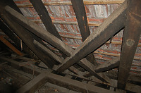 Der Dachstuhl mit zwei liegenden Innenbünden (mit Windverband in Rautenform, siehe Abbildung) steift den Dachkörper aus.
Anmerkung: Das Dachwerk des Backhauses besteht ungewöhnlicherweise aus zeitgleich gefällten Erlen.
/ Ehemaliges Backhaus in 74259 Widdern (05.09.2012) Der Dachstuhl mit zwei liegenden Innenbünden (mit Windverband in Rautenform, siehe Abbildung) steift den Dachkörper aus.
Anmerkung: Das Dachwerk des Backhauses besteht ungewöhnlicherweise aus zeitgleich gefällten Erlen.
/ Ehemaliges Backhaus in 74259 Widdern (05.09.2012)