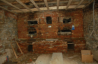 Vorher: nach Freilegung der Wände kamen die Backöfen zum Vorschein. Es handelt sich um eine Ziegelmauerung mit zwei Brandblasen. / Ehemaliges Backhaus in 74259 Widdern (10.04.2014) Vorher: nach Freilegung der Wände kamen die Backöfen zum Vorschein. Es handelt sich um eine Ziegelmauerung mit zwei Brandblasen. / Ehemaliges Backhaus in 74259 Widdern (10.04.2014)