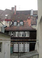 Hofansicht des Vorderhauses Nr. 223 / „Zum grünen Klee“ in 79098 Freiburg, Altstadt (08.08.2016 - Frank Löbbecke) Hofansicht des Vorderhauses Nr. 223 / „Zum grünen Klee“ in 79098 Freiburg, Altstadt (08.08.2016 - Frank Löbbecke)