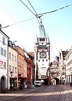 Straßenfassaden und Giebelmauern in 79098 Freiburg, Altstadt (24.08.2016 - Frank Löbbecke)