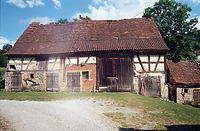 Blick auf die westliche Traufseite. die drei rechten Zonen gehören zum Kernbau der Scheune, bei der linken Zone handelt es sich um eine nachträgliche Erweiterung. / Scheune in 74653 Künzelsau, Kocherstetten (05.09.2016 - Stefan Uhl)