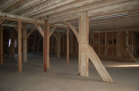 1. Dachgeschoß, Blick durch den Innenraum nach Nordosten. Von den Hängewerken des späten 18. Jahrhunderts haben sich im Obergeschoß nur noch Reste (Hängesäulen und einzelne Streben erhalten. In ihrer Tragfunktion sind sie von Ständerachsen (im Obergeschoß und im ersten Dachgeschoß) sowie von einzelnen Sprengwerken des 19. Jahrhunderts (in Erdgeschoß und im Obergeschoß) abgelöst worden. / Fruchtkasten in 72516 Scheer (12/2016 - Stefan Uhl) 1. Dachgeschoß, Blick durch den Innenraum nach Nordosten. Von den Hängewerken des späten 18. Jahrhunderts haben sich im Obergeschoß nur noch Reste (Hängesäulen und einzelne Streben erhalten. In ihrer Tragfunktion sind sie von Ständerachsen (im Obergeschoß und im ersten Dachgeschoß) sowie von einzelnen Sprengwerken des 19. Jahrhunderts (in Erdgeschoß und im Obergeschoß) abgelöst worden. / Fruchtkasten in 72516 Scheer (12/2016 - Stefan Uhl)