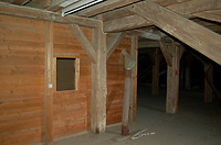 Zweites Dachgeschoß. Querbund des Dachwerkes mit Strebe des Hängewerkes (rechts) und Hängesäule (Mitte). Über die vom Obergeschoß bis ins dritte Dachgeschoß hinaufreichenden Hängewerke war die Decke über dem Erdgeschoß nach oben gehängt, so daß die gesamte Erdgeschoßgrundfläche stützenfrei ausgebildet werden konnte. / Fruchtkasten in 72516 Scheer (12/2016 - Stefan Uhl) Zweites Dachgeschoß. Querbund des Dachwerkes mit Strebe des Hängewerkes (rechts) und Hängesäule (Mitte). Über die vom Obergeschoß bis ins dritte Dachgeschoß hinaufreichenden Hängewerke war die Decke über dem Erdgeschoß nach oben gehängt, so daß die gesamte Erdgeschoßgrundfläche stützenfrei ausgebildet werden konnte. / Fruchtkasten in 72516 Scheer (12/2016 - Stefan Uhl)