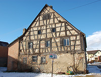 Blick auf die östliche Giebelseite des Kernbaues von 1720. Das Fachwerk des Obergeschosses und der Giebelscheibe haben sich noch umfangreich erhalten. Die ursprüngliche Befensterung des Obergeschoßbereiches ist an den kurzen, drittelhohen Streben unter den Brüstungsriegeln noch gut ablesbar. / Gasthaus zum Adler in 72514, Engelswies (13.01.2017 - Stefan Uhl)