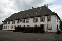 Südansicht Hauphaus / Haupthaus und Ökonomiegebäude mit Backhaus in 77866 Rheinau, Rheinbischofsheim (Winterfuchs) Südansicht Hauphaus / Haupthaus und Ökonomiegebäude mit Backhaus in 77866 Rheinau, Rheinbischofsheim (Winterfuchs)