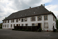 Südansicht Hauphaus / Haupthaus und Ökonomiegebäude mit Backhaus in 77866 Rheinau, Rheinbischofsheim (Winterfuchs)