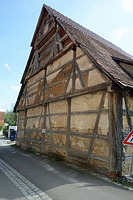 Nordgiebel mit auskragenden Dachgeschossen. / Scheune in 71126 Gäufelden - Öschelbronn (11.4.2017 - Michael Hermann) Nordgiebel mit auskragenden Dachgeschossen. / Scheune in 71126 Gäufelden - Öschelbronn (11.4.2017 - Michael Hermann)