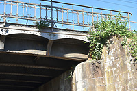EÜ Heilbronn Schillerstraße, Detailansicht des Geländers und der bogenförmig abgeschlossenen Unterkante der Blechschürze des Randträgers von Nordosten / Eisenbahnüberführung Schillerstraße in 74076 Heilbronn (August 2020 - strebewerk. Architekten GmbH)