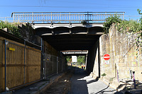 EÜ Heilbronn Schillerstraße, Außenansicht des größeren, noch als Gleisüberführung genutzten Überbaus 2 von Nordosten / Eisenbahnüberführung Schillerstraße in 74076 Heilbronn (August 2020 - strebewerk. Architekten GmbH)