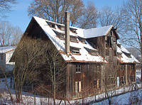 Gesamtansicht von Südwesten.
Abgesehen von einzelnen Veränderungen in der Befensterung der westlichen Giebelseite (links im Schatten) hat sich der Zustand der Erbauungszeit noch fast vollständig und ungestört erhalten. / Haartrockenschuppen der Gerberei Hermann Kolesch (abgegangen) in 88400 Biberach an der Riß (01/2017 - Stefan Uhl) Gesamtansicht von Südwesten.
Abgesehen von einzelnen Veränderungen in der Befensterung der westlichen Giebelseite (links im Schatten) hat sich der Zustand der Erbauungszeit noch fast vollständig und ungestört erhalten. / Haartrockenschuppen der Gerberei Hermann Kolesch (abgegangen) in 88400 Biberach an der Riß (01/2017 - Stefan Uhl)