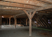 Erstes Dachgeschoß, Blick durch den Innenraum nach Südosten.
Wie in allen anderen Geschossen auch ist hier im ursprünglichen Zustand eine große Trockenhalle ausgebildet, die nur durch die konstruktiv bedingte Stützenstellung gegliedert wird. / Haartrockenschuppen der Gerberei Hermann Kolesch (abgegangen) in 88400 Biberach an der Riß (01/2017 - Stefan Uhl) Erstes Dachgeschoß, Blick durch den Innenraum nach Südosten.
Wie in allen anderen Geschossen auch ist hier im ursprünglichen Zustand eine große Trockenhalle ausgebildet, die nur durch die konstruktiv bedingte Stützenstellung gegliedert wird. / Haartrockenschuppen der Gerberei Hermann Kolesch (abgegangen) in 88400 Biberach an der Riß (01/2017 - Stefan Uhl)