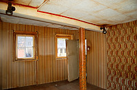 Nordwestlicher Eckraum des Obergeschosses. Der vorher hier gelegene kleine Saal wurde an der Wende vom 19. zum 20. Jahrhundert durch eine leichte Trennwand in zwei kleine Wohnräume unterteilt. / Wohnhaus, ehem. Gasthaus zum Stern in 74594 Langenburg (11/2017 - Stefan Uhl) Nordwestlicher Eckraum des Obergeschosses. Der vorher hier gelegene kleine Saal wurde an der Wende vom 19. zum 20. Jahrhundert durch eine leichte Trennwand in zwei kleine Wohnräume unterteilt. / Wohnhaus, ehem. Gasthaus zum Stern in 74594 Langenburg (11/2017 - Stefan Uhl)