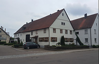 Südwestansicht des Wohnstallhauses, Ehmannstraße 17, Ulm-Jungingen / Wohnstallhaus in 89081 Ulm-Jungingen (29.05.2018 - Christin Aghegian-Rampf) Südwestansicht des Wohnstallhauses, Ehmannstraße 17, Ulm-Jungingen / Wohnstallhaus in 89081 Ulm-Jungingen (29.05.2018 - Christin Aghegian-Rampf)