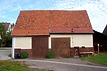 Gesamtansicht von Süden. Der mittelalterliche Kernbau umfaßt die drei westlichen (linken) Zonen, die östliche (rechte) Zone wurde erst später angefügt. Die Fachwerkkonstruktion des Unterbaues ist durch jüngeren Verputz fast vollständig verdeckt. / Firstständerscheune in 72622 Nürtingen-Zizishausen (09/2017 - Stefan Uhl) Gesamtansicht von Süden. Der mittelalterliche Kernbau umfaßt die drei westlichen (linken) Zonen, die östliche (rechte) Zone wurde erst später angefügt. Die Fachwerkkonstruktion des Unterbaues ist durch jüngeren Verputz fast vollständig verdeckt. / Firstständerscheune in 72622 Nürtingen-Zizishausen (09/2017 - Stefan Uhl)