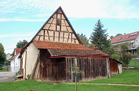 Geamtansicht von Osten mit Blick auf die Giebelscheibe der in nachmittelalterlicher Zeit angefügten östlichen Zone. Davor jüngere Schuppenvorbauten. / Firstständerscheune in 72622 Nürtingen-Zizishausen (09/2017 - Stefan Uhl) Geamtansicht von Osten mit Blick auf die Giebelscheibe der in nachmittelalterlicher Zeit angefügten östlichen Zone. Davor jüngere Schuppenvorbauten. / Firstständerscheune in 72622 Nürtingen-Zizishausen (09/2017 - Stefan Uhl)
